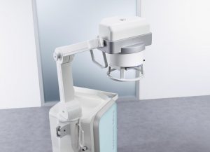Mit dem neuen Mobilett Mira bringt Siemens sein erstes mobiles digitales Röntgengerät mit einem kabellosen Detektor auf den Markt. Der Detektor übermittelt Bilddaten per W-LAN an ein integriertes Bildsystem und erleichtert insbesondere die Untersuchung von schwer kranken, bewegungseingeschränkten Patienten. Ein neuer, drehbarer Röntgenarm erhöht den Bedienkomfort für das Klinikpersonal. Mobilett Mira wird auf dem European Congress of Radiology (ECR) 2011 in Wien erstmals vorgestellt.Englisch: Siemens launches Mobilett Mira, its first mobile digital X-ray system with a wireless detector. The detector sends image data via W-LAN to an integrated imaging system and particularly facilitates examinations of patients that are critically ill and have only limited mobility. Moreover, a new, rotating swivel arm increases ease of use for the clinical staff. Mobilett Mira will be introduced for the first time at the European Congress of Radiology (ECR) 2011 in Vienna.